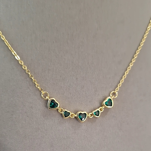 Emerald Hearts pendant necklace - Picture 3 of 6